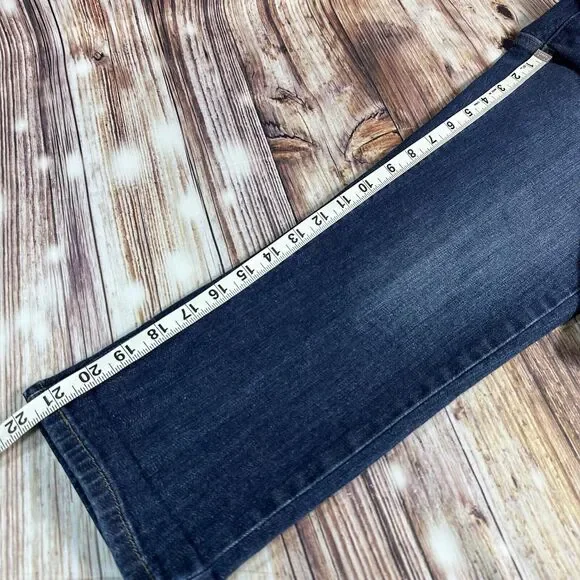 Levi's DEMI CURVE Classic Size 4 Mid Rise Crop Capri Jeans Denim Pants 27x21.5 - Picture 7 of 9